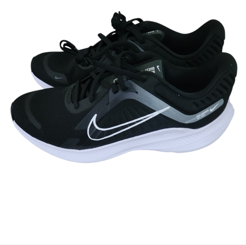 NIKE QUEST O5 RUNNING SHOE BLACK & WHITE SZ US 10